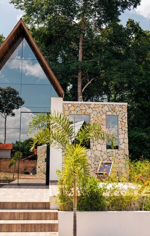 奢华客房 | 高��档床上用品、迷你吧、办公桌、免费 WiFi