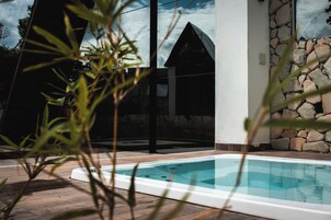 奢华客房 | 高档床上用品、迷你吧、办公桌、免费 WiFi