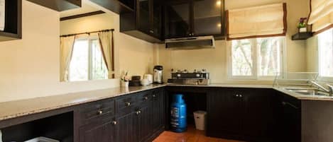 Refrigerador, microondas, placa de cocina, tetera/pava eléctrica
