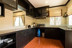 Jääkaappi, mikroaaltouuni, liesi, vedenkeitin