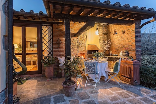 ROSYABATE COTTAGE with Private Garden and views between Lucca and Pistoia