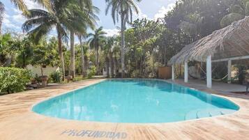 Una piscina con una cubierta de madera que indica "PROFUNDIDAD L25".