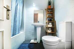 Ensemble douche/baignoire, sèche-cheveux, bidet, serviettes fournies