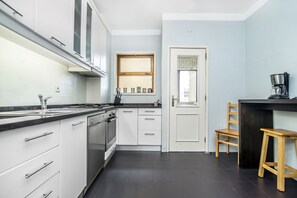 Frigorifero, forno, piano cottura, lavastoviglie