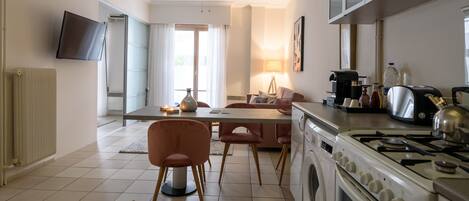 Fridge, oven, coffee/tea maker, electric kettle