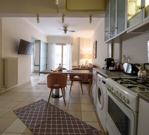 Fridge, oven, coffee/tea maker, electric kettle - Acropolis Exclusive Studio (Athina)