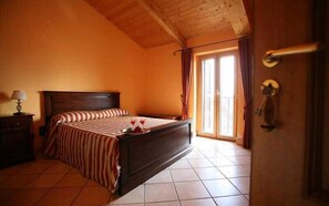 Habitació doble | Minibar, caixa forta a l'habitació, escriptori i cortines opaques 