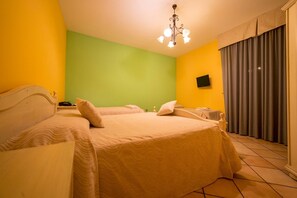 Quadrupla familiare | Minibar, una cassaforte in camera, una scrivania, tende oscuranti