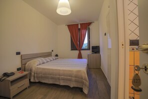 Minibar, caixa forta a l'habitació, escriptori i cortines opaques 