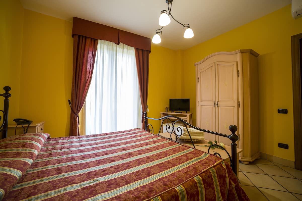 Een minibar, een kluis op de kamer, een bureau, verduisterende gordijnen