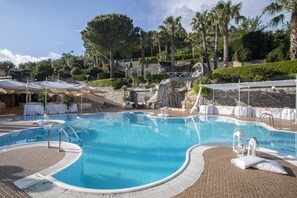 Piscina coperta, 2 piscine all'aperto, lettini