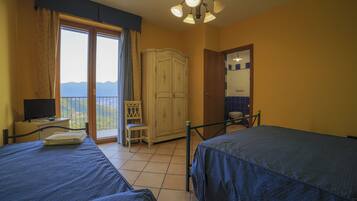 Tripla familiare | Minibar, una cassaforte in camera, una scrivania, tende oscuranti