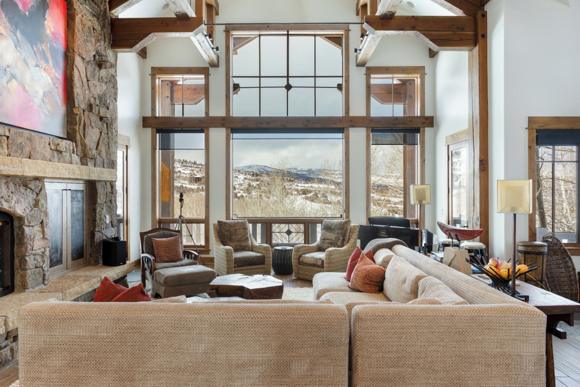 Televisión, chimenea, reproductor de DVD y estéreo 