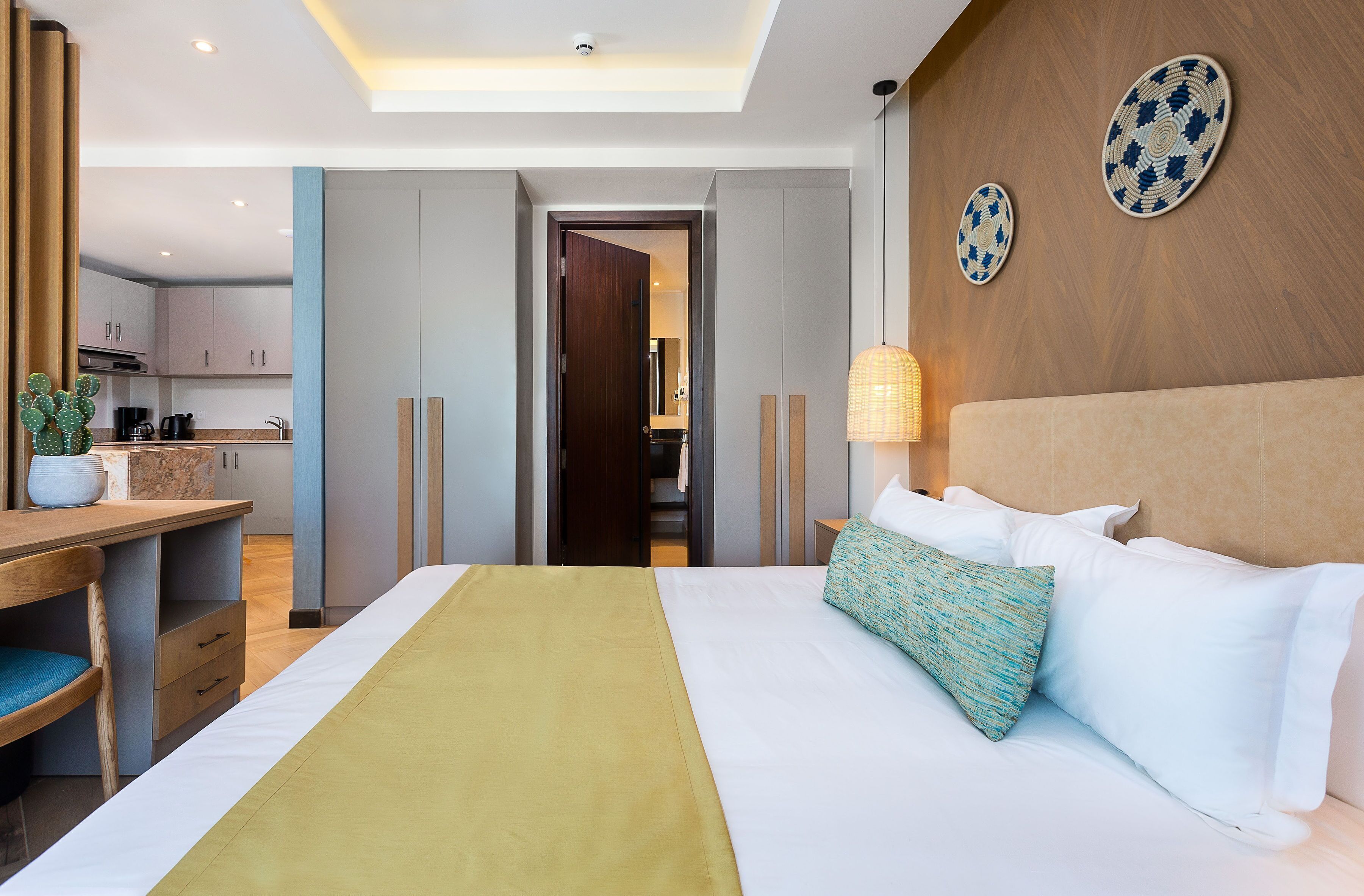 Ropa de cama de alta calidad, minibar, caja fuerte