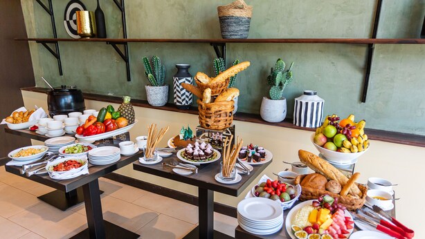 Ein reichhaltiges Buffet mit verschiedenen Speisen und Besteck.