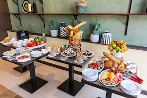 Se sirven desayunos, almuerzos y cenas; cocina local e internacional