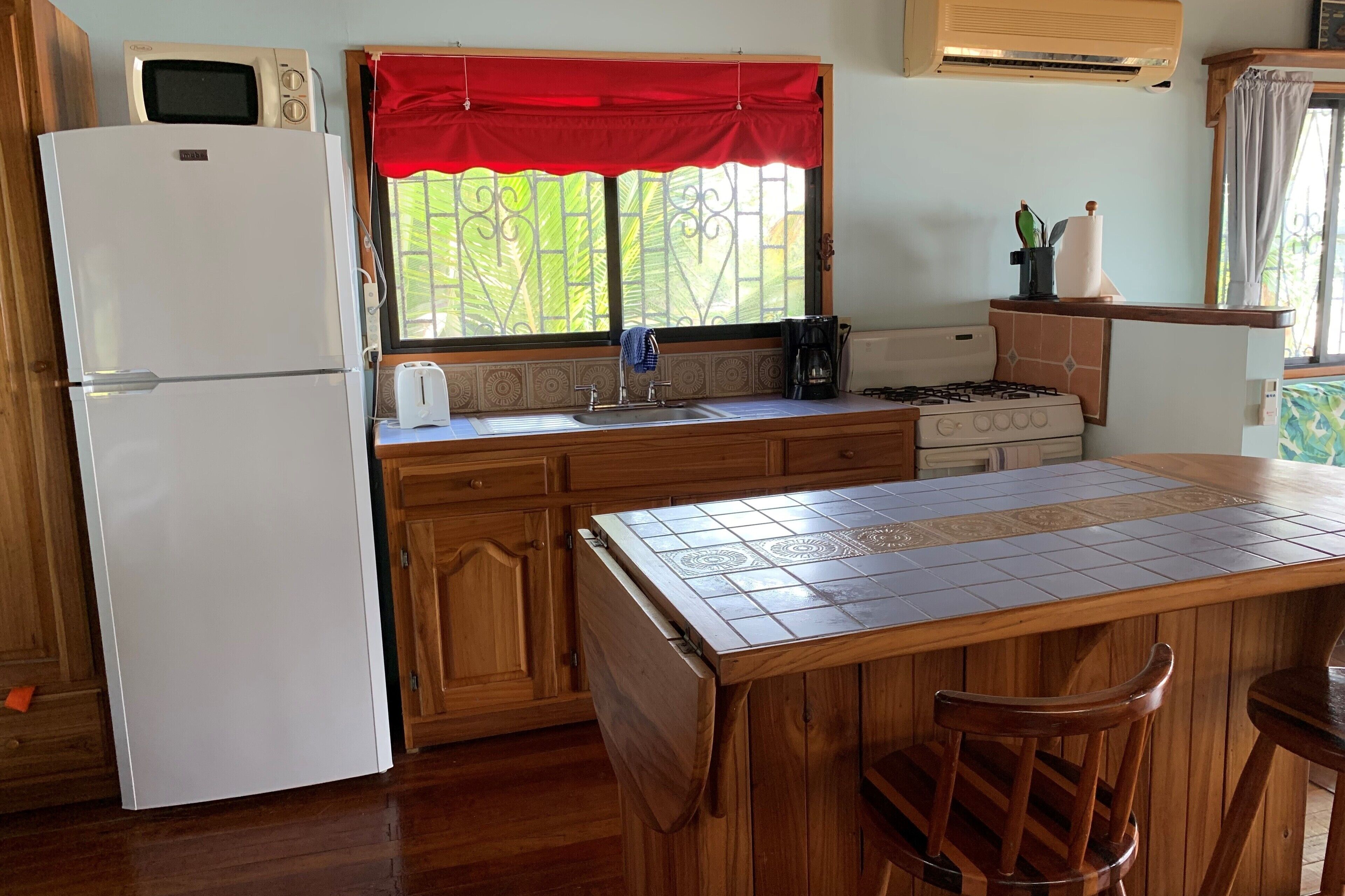 Refrigerador, horno, parrilla de estufa y cafetera y tetera 