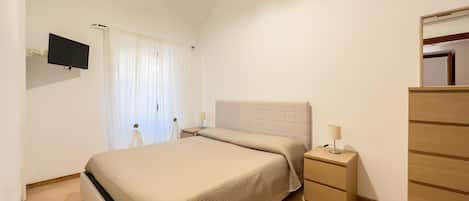 1 Schlafzimmer, Reisekinderbett