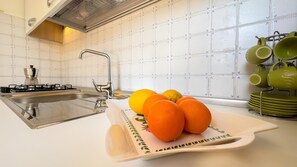 Fridge, coffee/tea maker, dining tables - Tulipano           . (Meta)