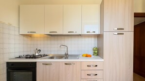 茶具/咖啡用具、冰箱、餐桌