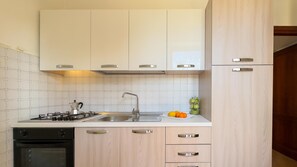 Fridge, coffee/tea maker, dining tables - Tulipano           . (Meta)