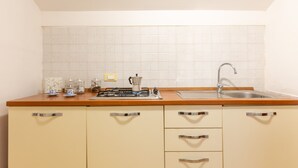 Coffee/tea maker, fridge, dining tables - Narciso            . (Meta)