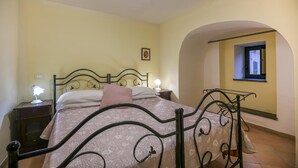 1 bedroom, travel cot - Narciso            . (Meta)