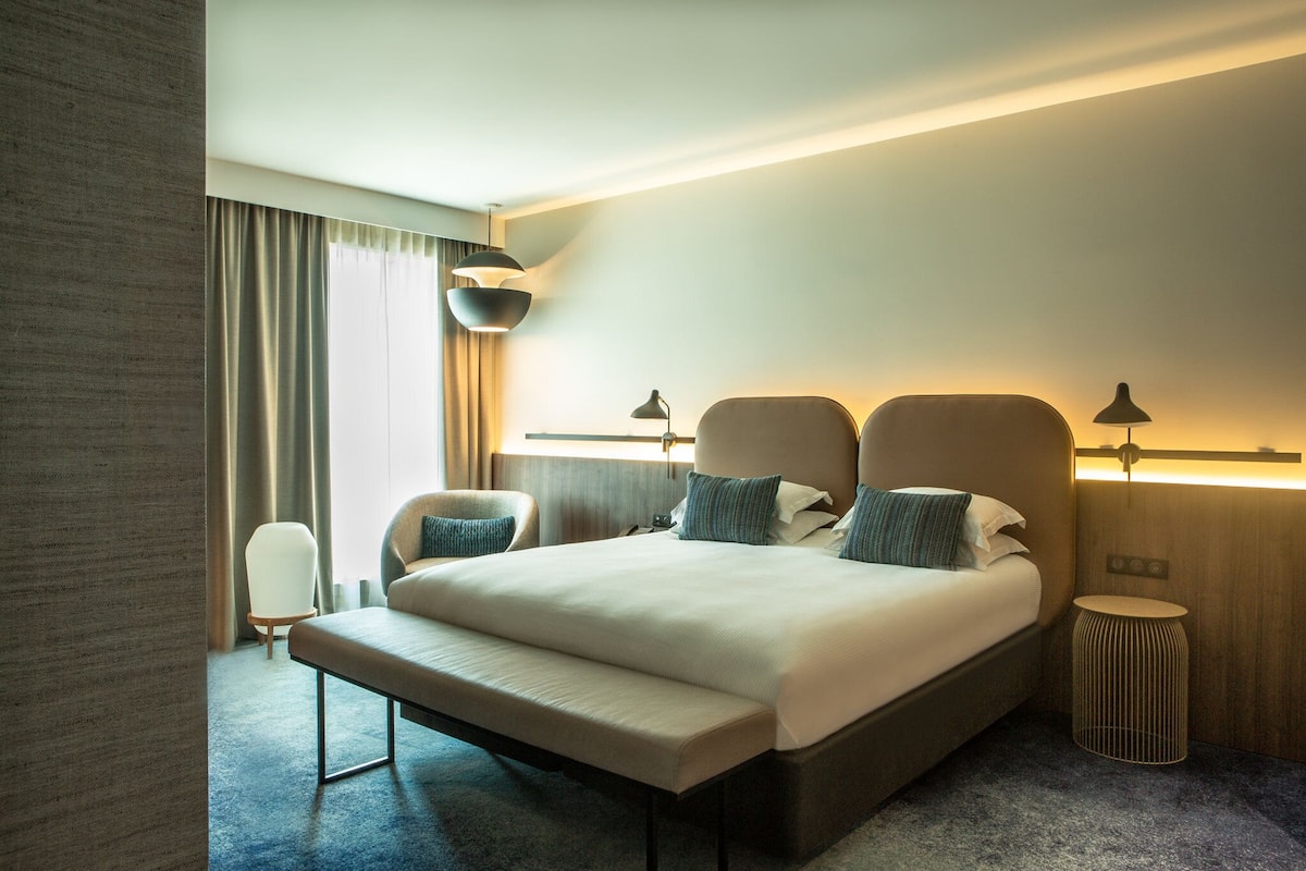 premium suite, 1 king bed (living area) | 1 bedroom, premium bedding, pillow-top beds, minibar