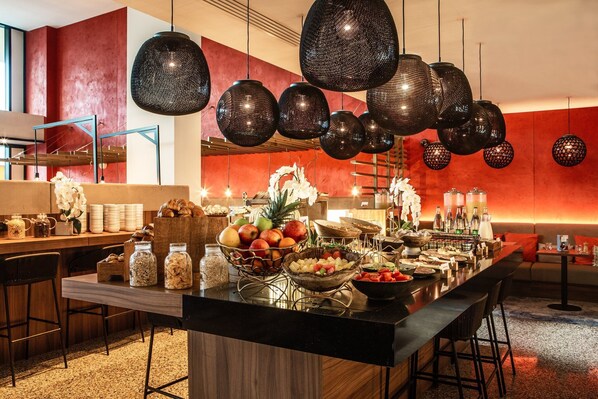 Petit déjeuner buffet (22 EUR par personne)