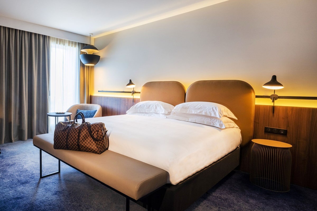 Premium Suite, 1 King Bed (Living Area)