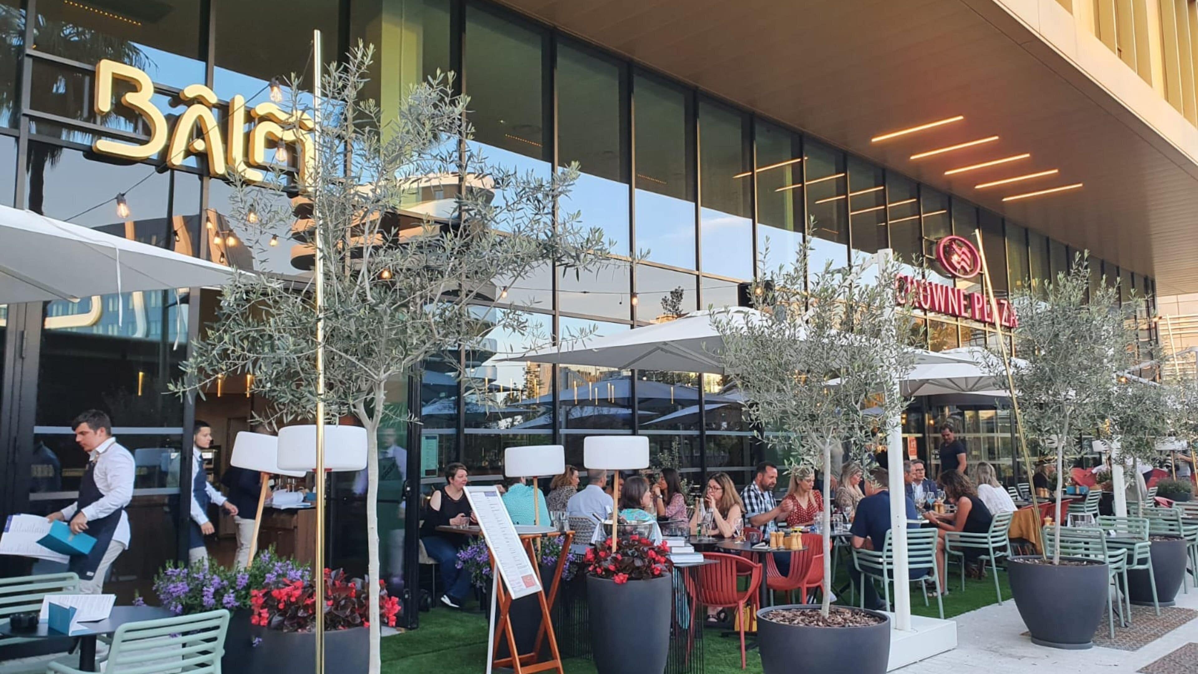 lunch and dinner served, international cuisine