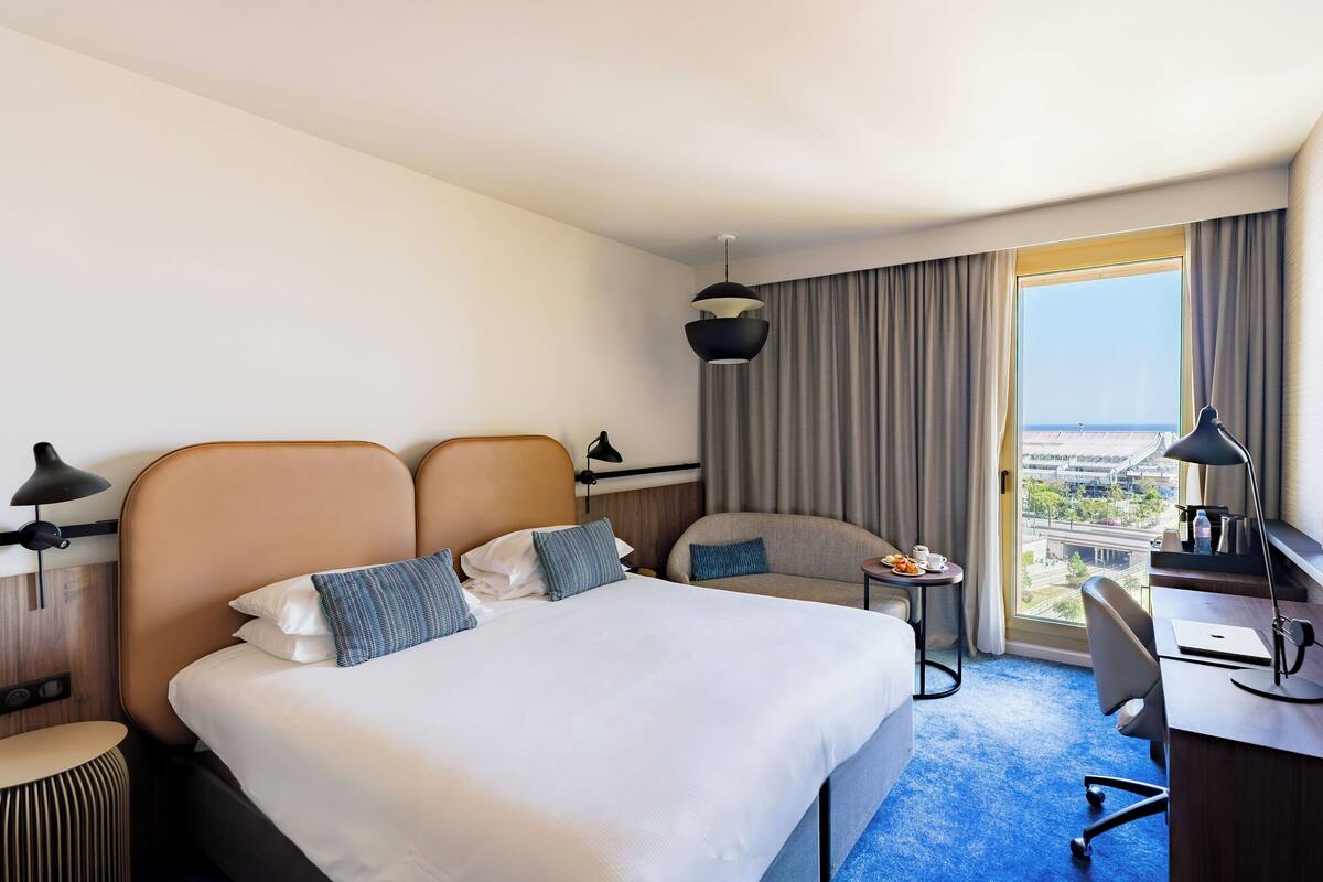 Premium-huone, 1 suuri parisänky (Sea Side) | Ylelliset vuodevaatteet, pillowtop-patjalliset sängyt, minibaari