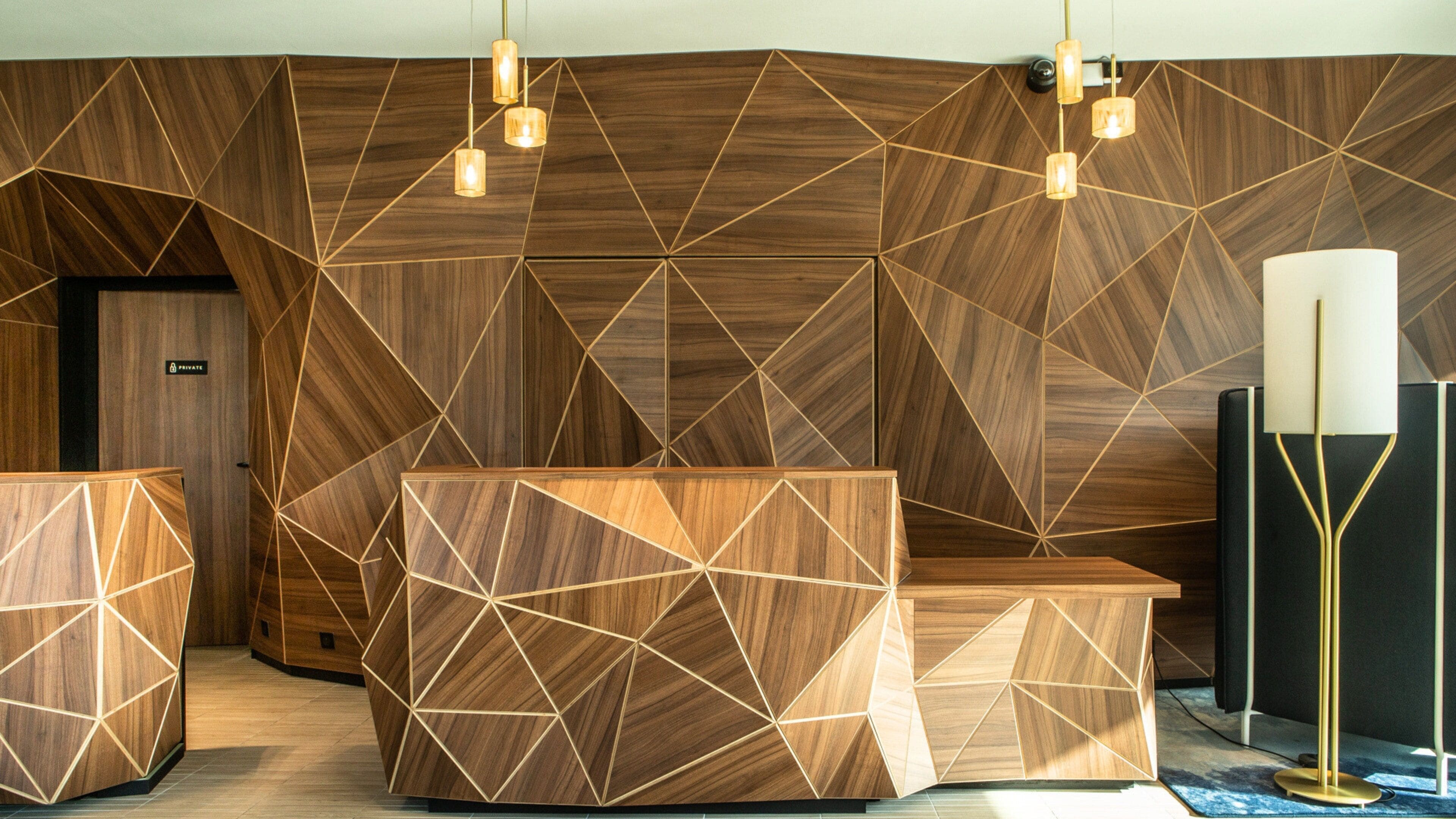 Una moderna zona de recepción con paneles de madera geométricos y diseño minimalista.