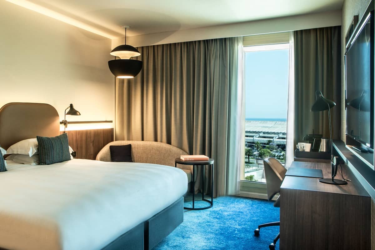 高档床上用品、加厚床垫、迷你吧、客房内保险箱