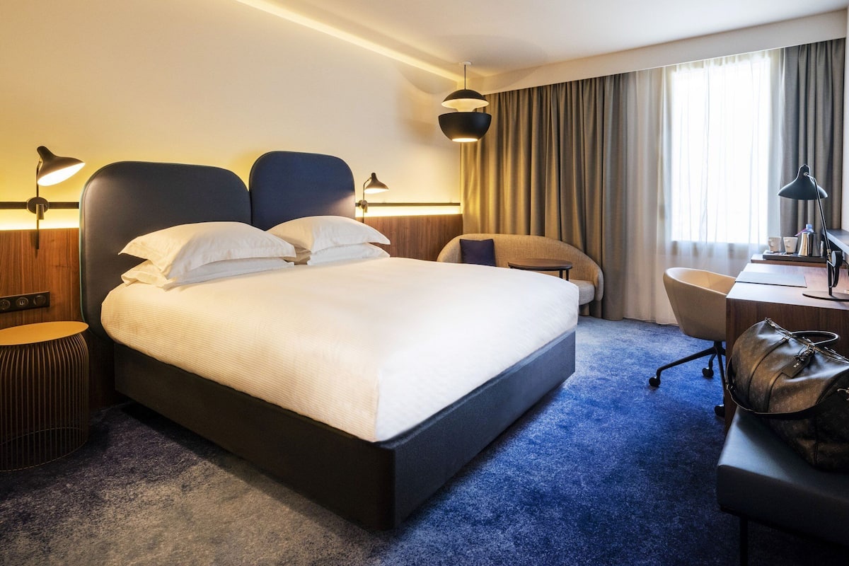 高档床上用品、加厚床垫、迷你吧、客房内保险箱