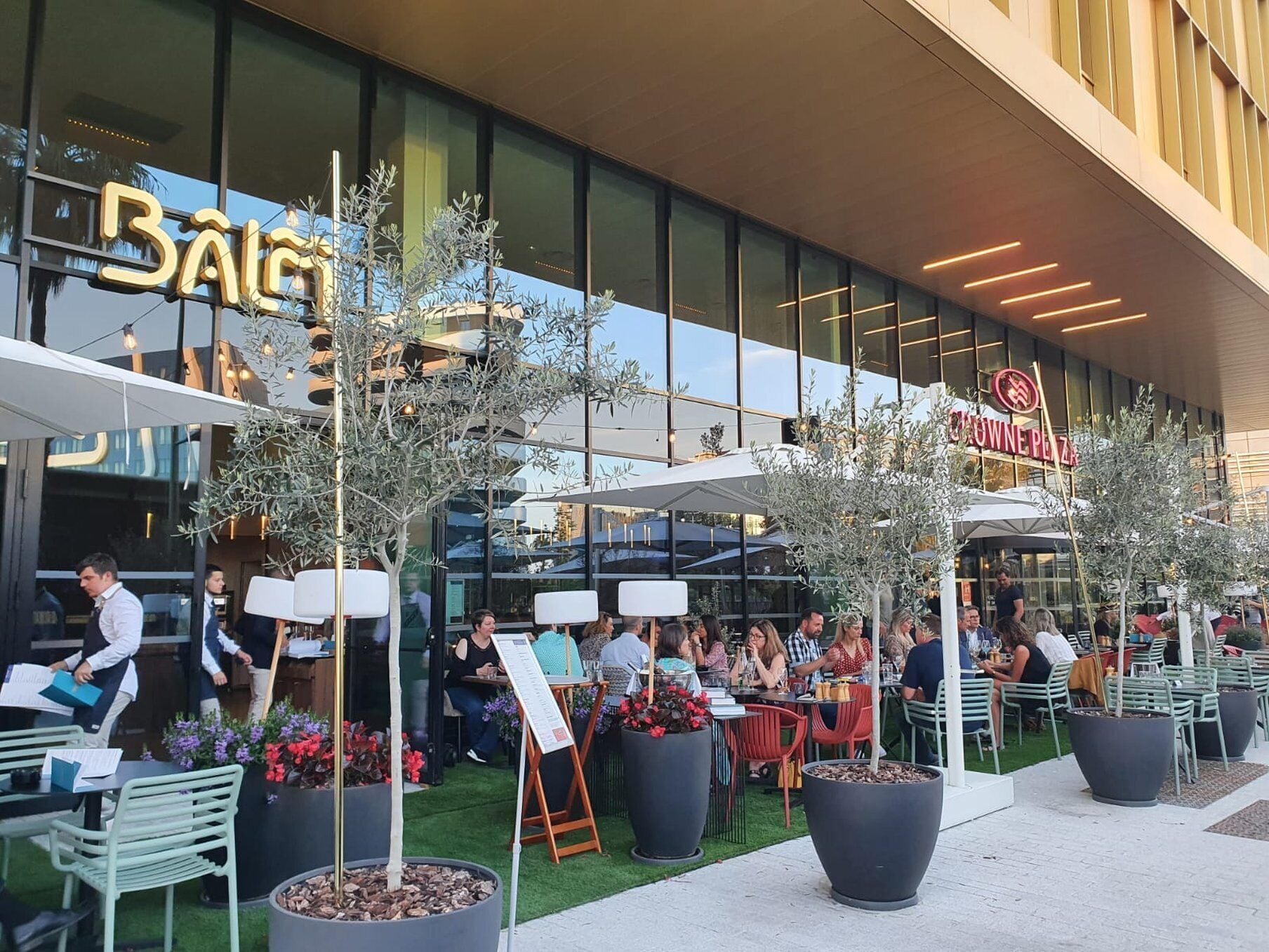 Der serveres frokost, aftensmad og internationale retter