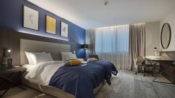In-room safe, individually furnished, desk, laptop workspace
