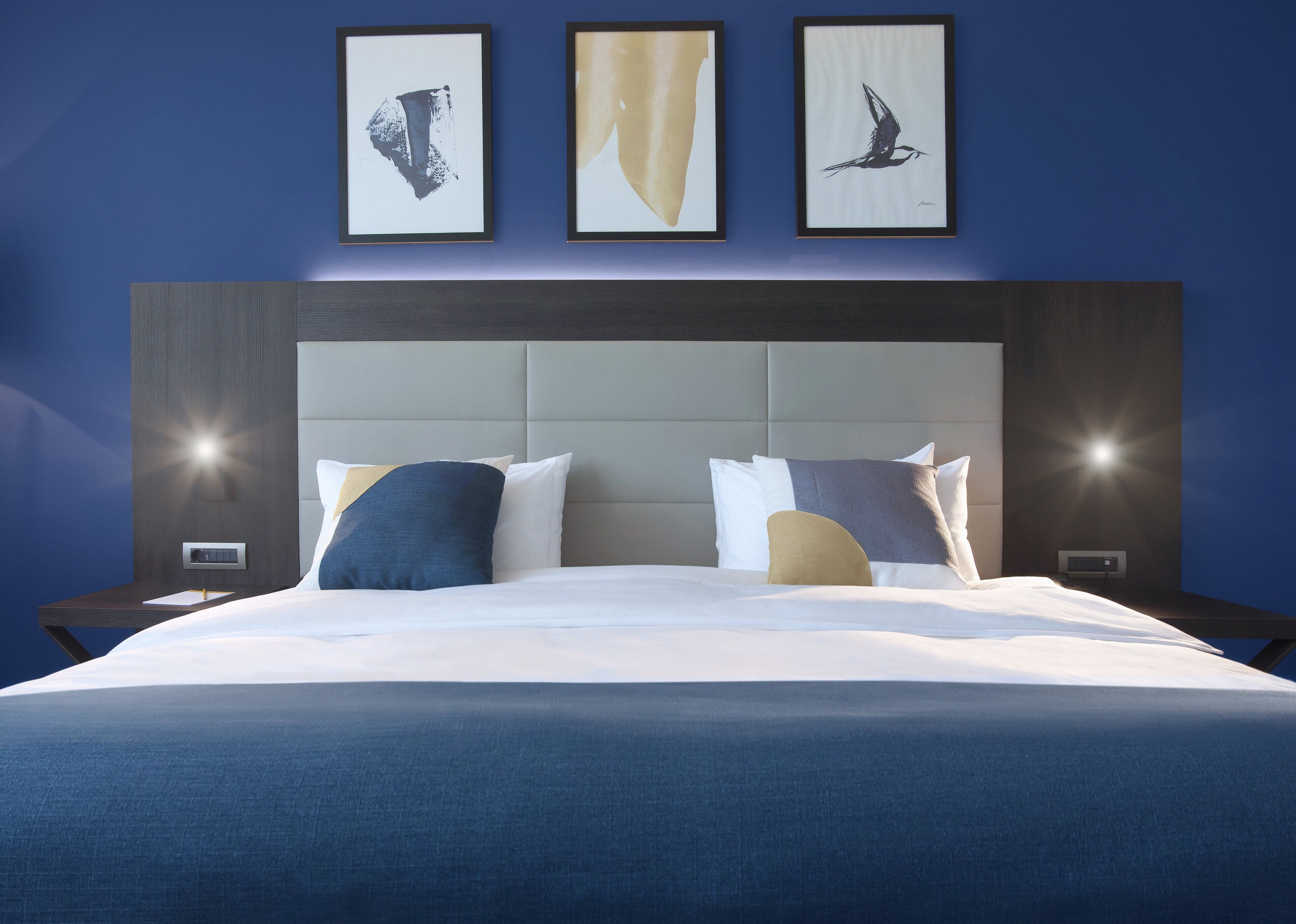 premium room, 1 king bed, smoking | 1 bedroom, in-room safe, individually furnished, desk