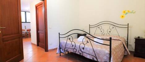 1 Schlafzimmer, Reisekinderbett