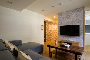 TV - 4B4b Three Suites 1 Min to Blue Line MRT (Taipei)