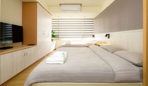 4 bedrooms, desk, iron/ironing board, free WiFi - 4B4b Three Suites 1 Min to Blue Line MRT (Taipei)