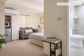 Shower, hair dryer, bathrobes, slippers - 4B4b Three Suites 1 Min to Blue Line MRT (Taipei)