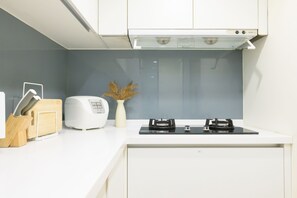 Fridge, microwave, oven, stovetop - 4B4b Three Suites 1 Min to Blue Line MRT (Taipei)