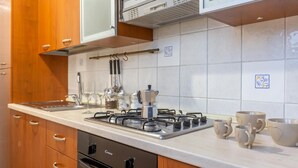 Kahvin-/teenkeitin, jääkaappi, ruokailupöytä