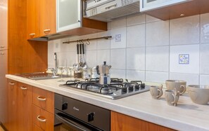 Jääkaappi, kahvin-/teenkeitin, ruokailupöytä