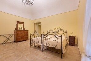 1 bedroom, travel cot