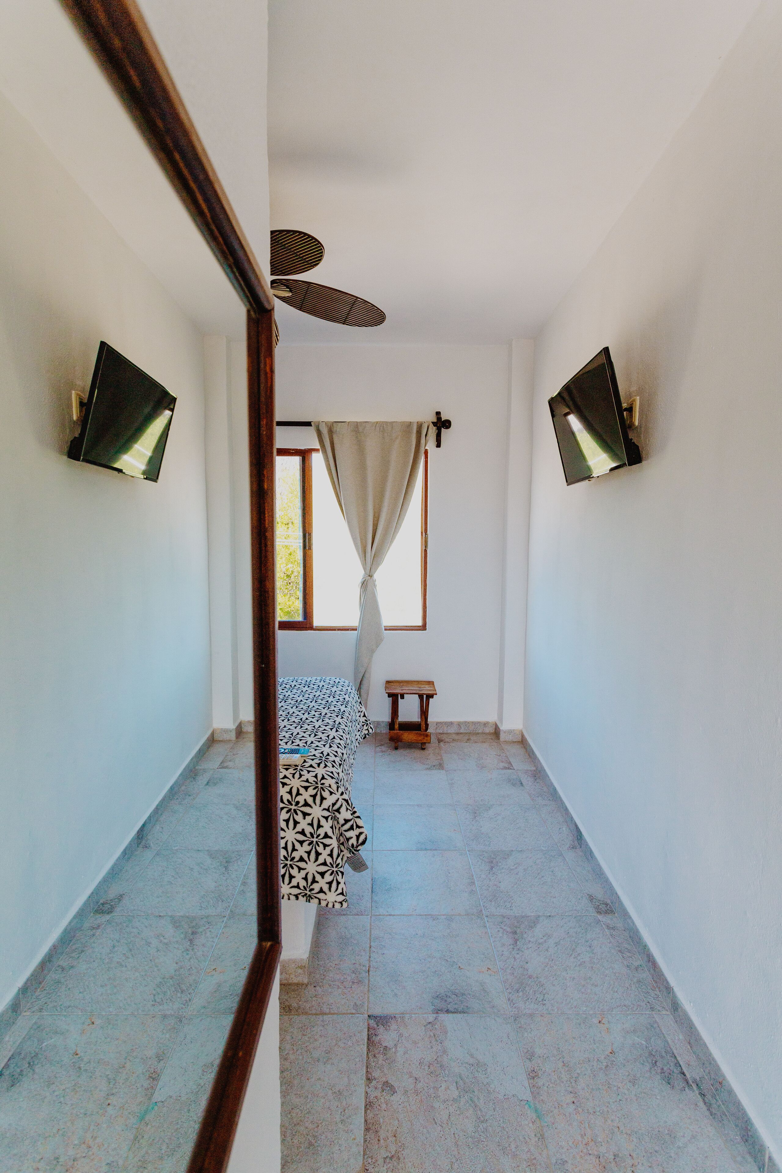 standard room | in-room safe, bed sheets