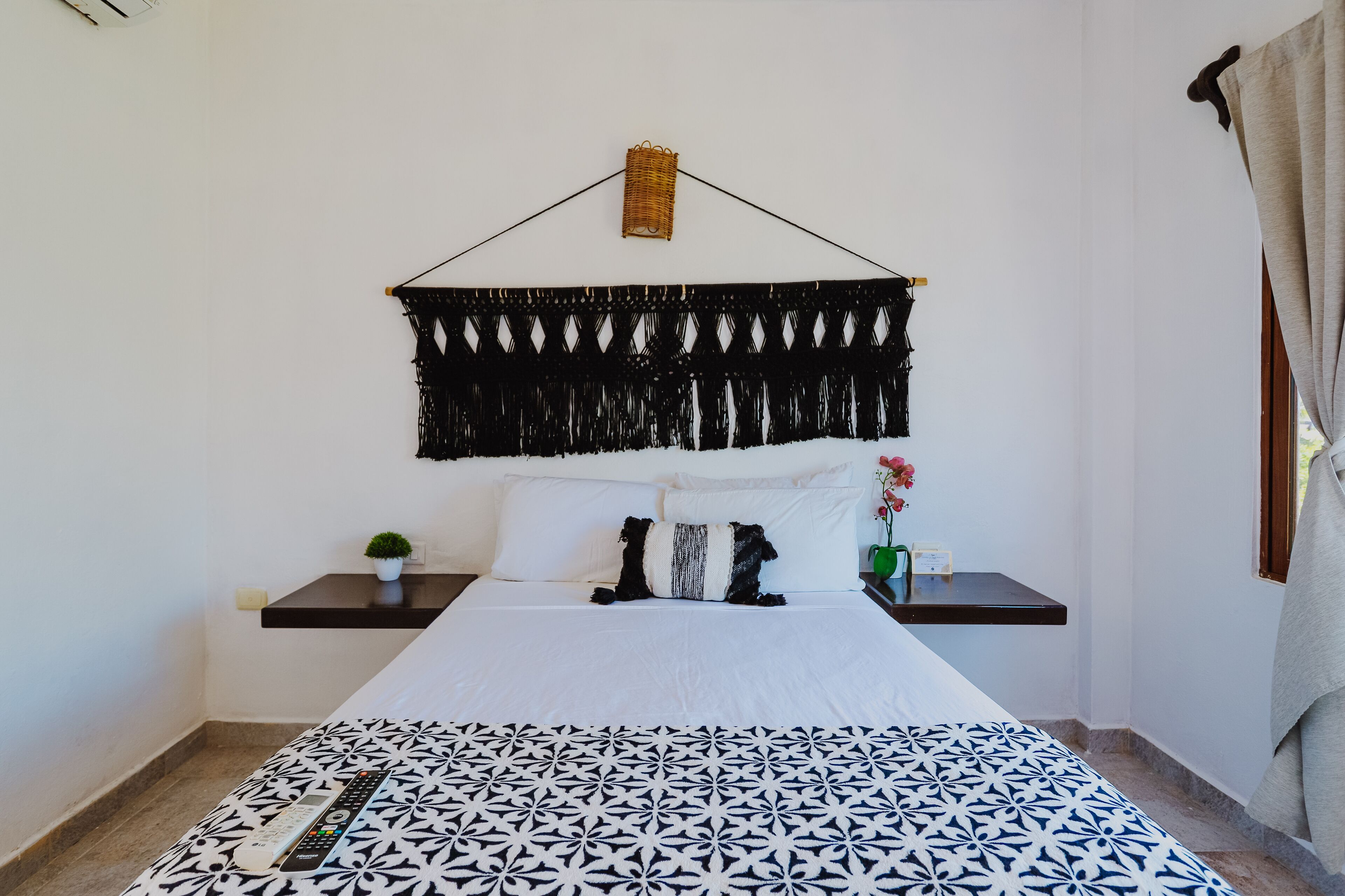 standard room | in-room safe, bed sheets