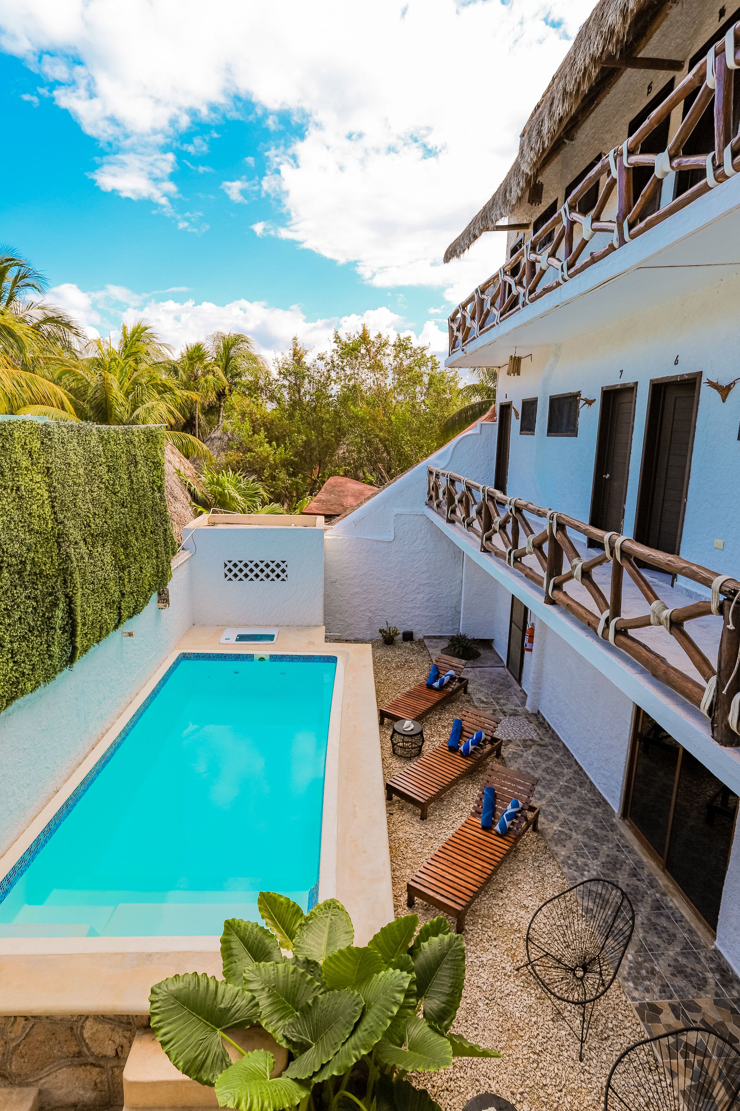 outdoor pool, open 9:00 am to 7:00 pm, pool loungers