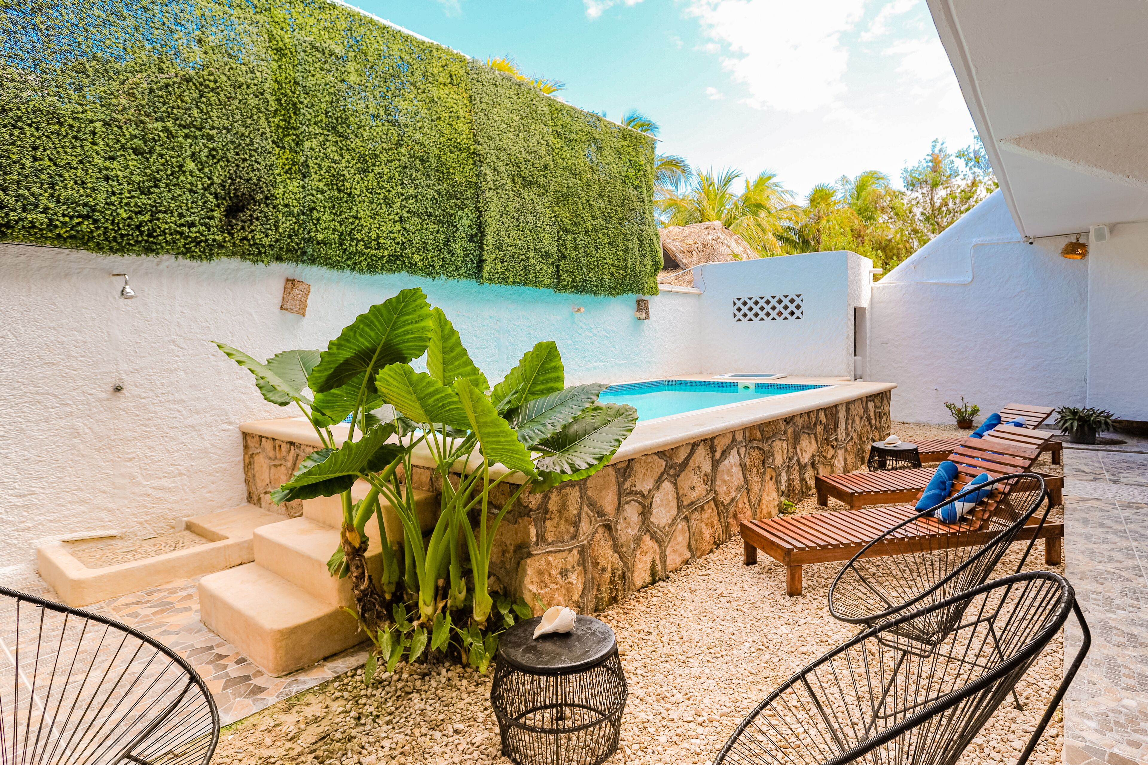 outdoor pool, open 9:00 am to 7:00 pm, pool loungers